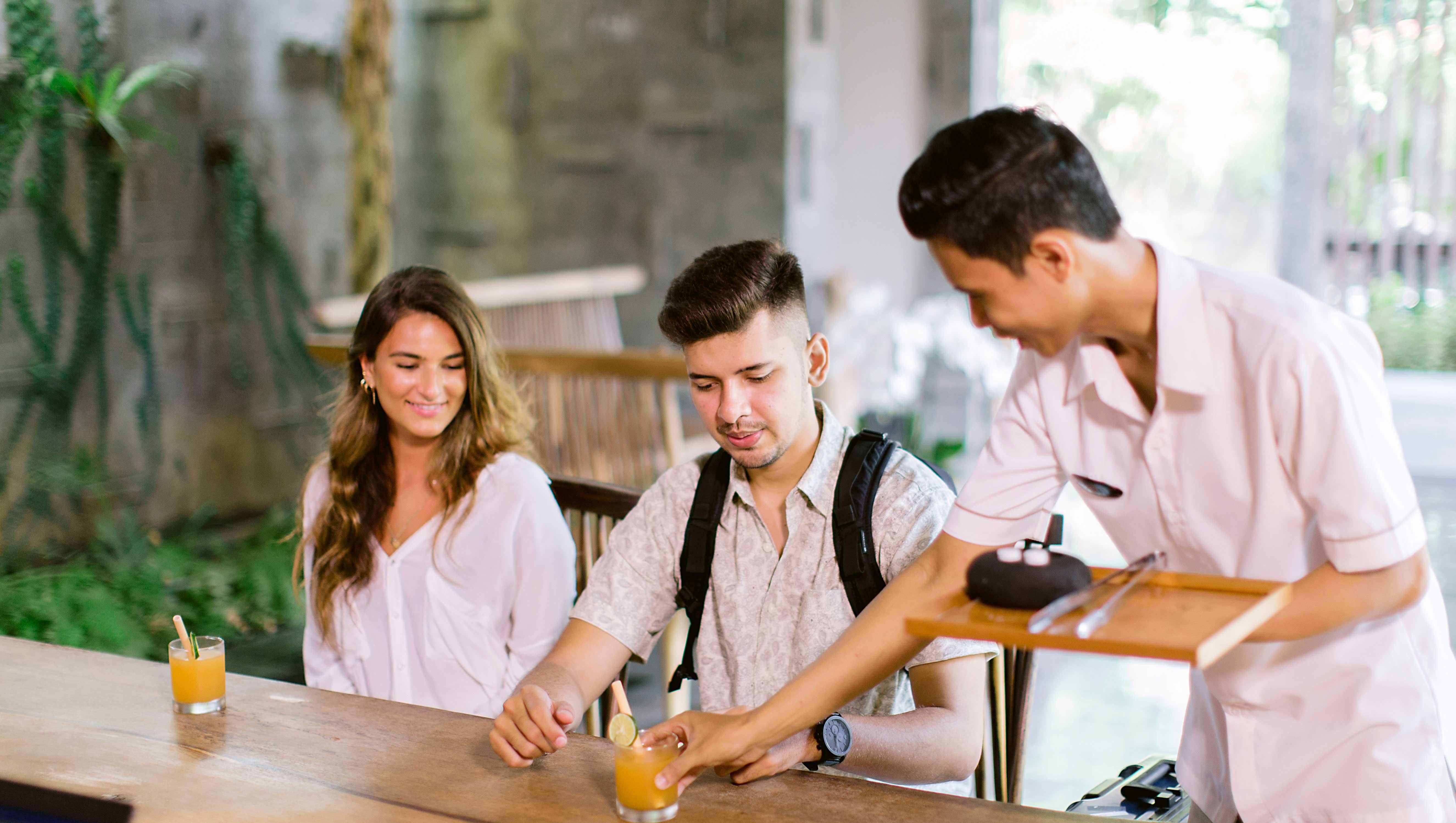 Tejaprana Resort & Spa Ubud  Luaran gambar A waiter serving drinks