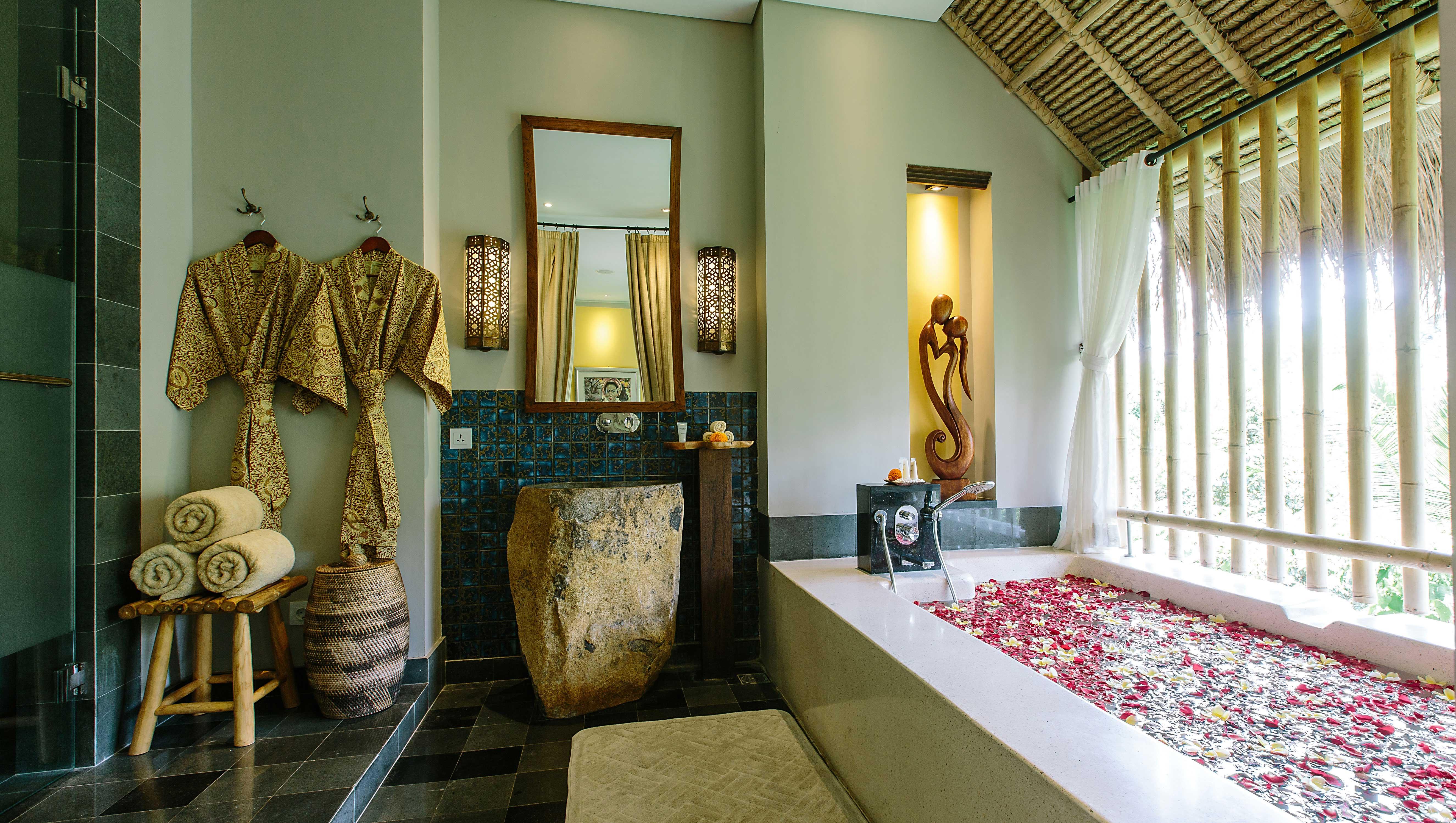 Tejaprana Resort & Spa Ubud  Luaran gambar A bathroom at the resort